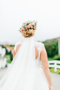 Bröllopsuppsättning med blommor i håret