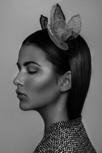 Close up svartvit profilbild med håraccessoar